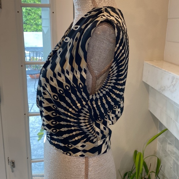 Louella Rose Geo Print Surplice Cutout Back Crop Top Size Small - Picture 3 of 11